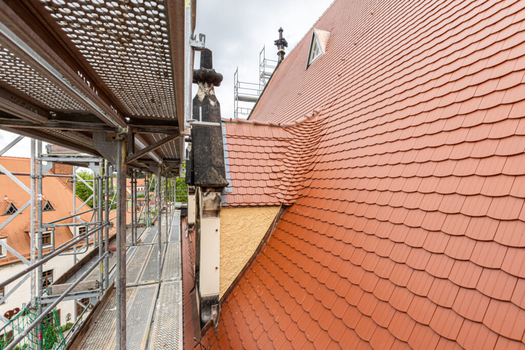 Stand der Arbeiten am Kornhaus Ende Juli 2025, Dach fast vollständig gedeckt.