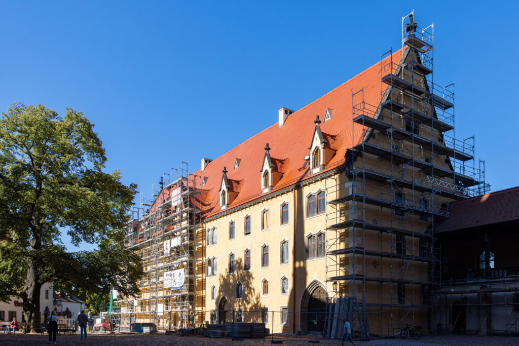 Das Baugerüst am Kornhaus wird abgebaut, Dach und Fassade sind fertig.